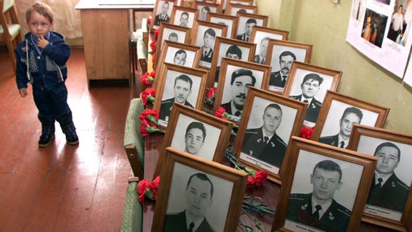 Retratos das vítimas do naufrágio do submarino Kursk durante cerimônia no porto de Vidiaevo.