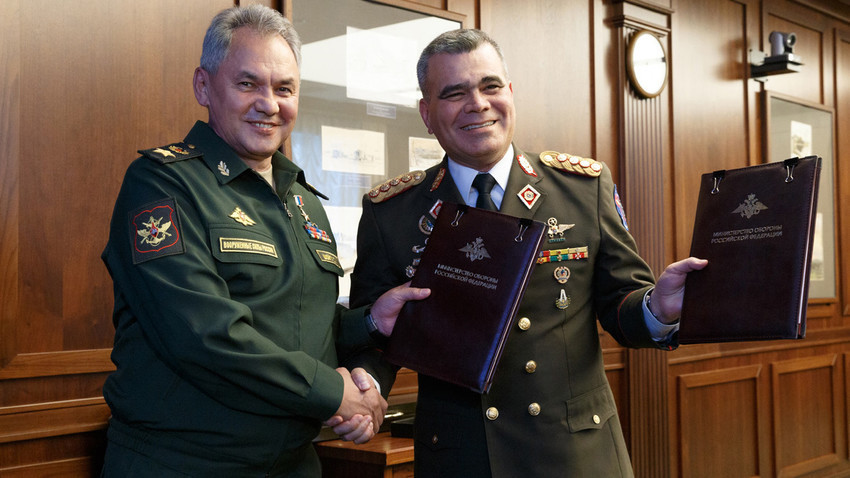 Venezuelanski ministar obrane Vladimir Padrino López (desno) s ruskim kolegom Sergejem Šojguom.