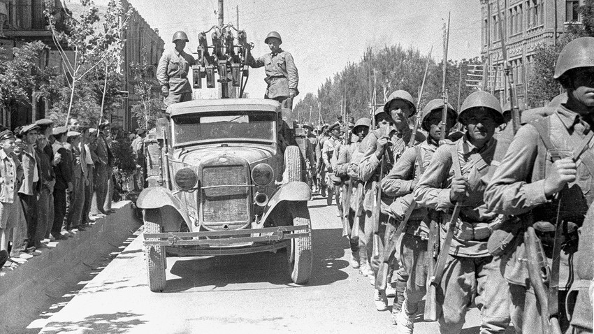 Советски единици влегуваат во градот Табриз.