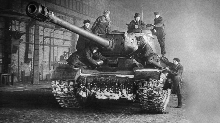Tvornica "S. M. Kirov". Teški tenk IS-2 poslije remonta, spreman za slanje na front.