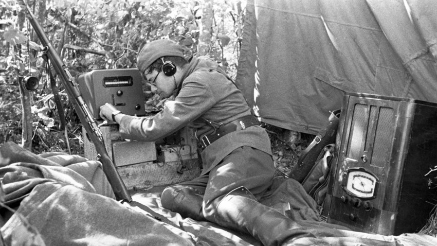 Seorang operator radio menerima berita dari Biro Informasi Soviet.