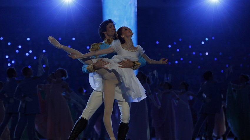 Svetlana Zaharova v tandemu z Ivanom Vasiljevim med otvoritvijo ZOI 2014 v Sočiju