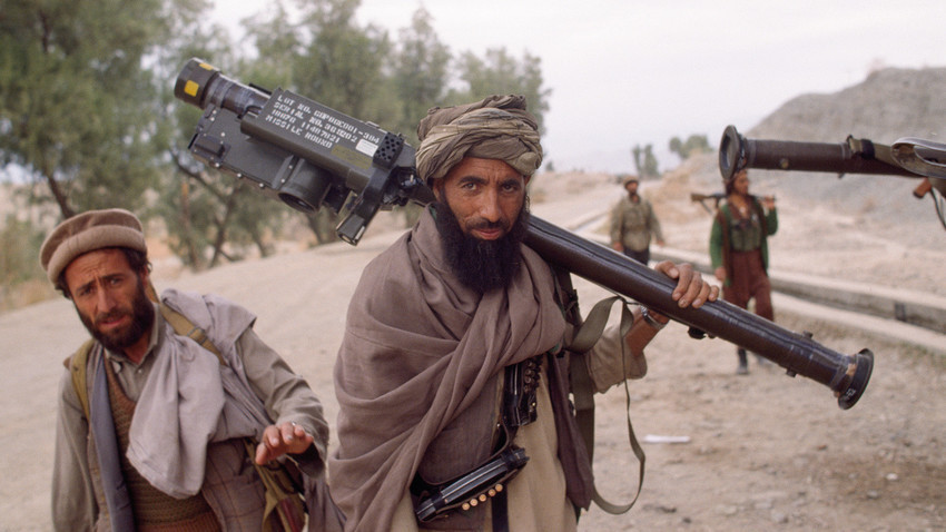 Неидентификуван авганистански муџахедин со американски „Стингер“ за време на битката за Џалалабад, Авганистан.