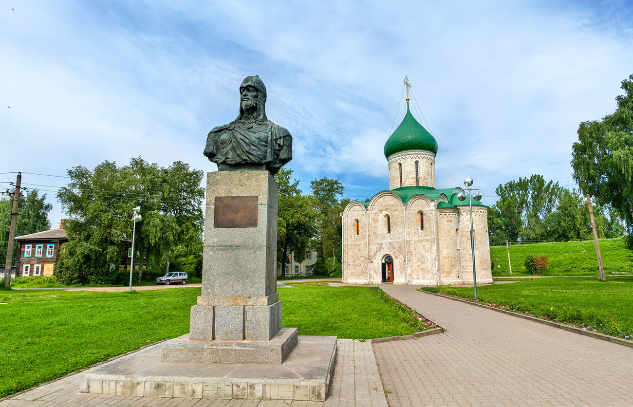 Red Square of Pereslavl Zalessky: A monument to Alexander Nevsky and the Transfiguration Cathedral