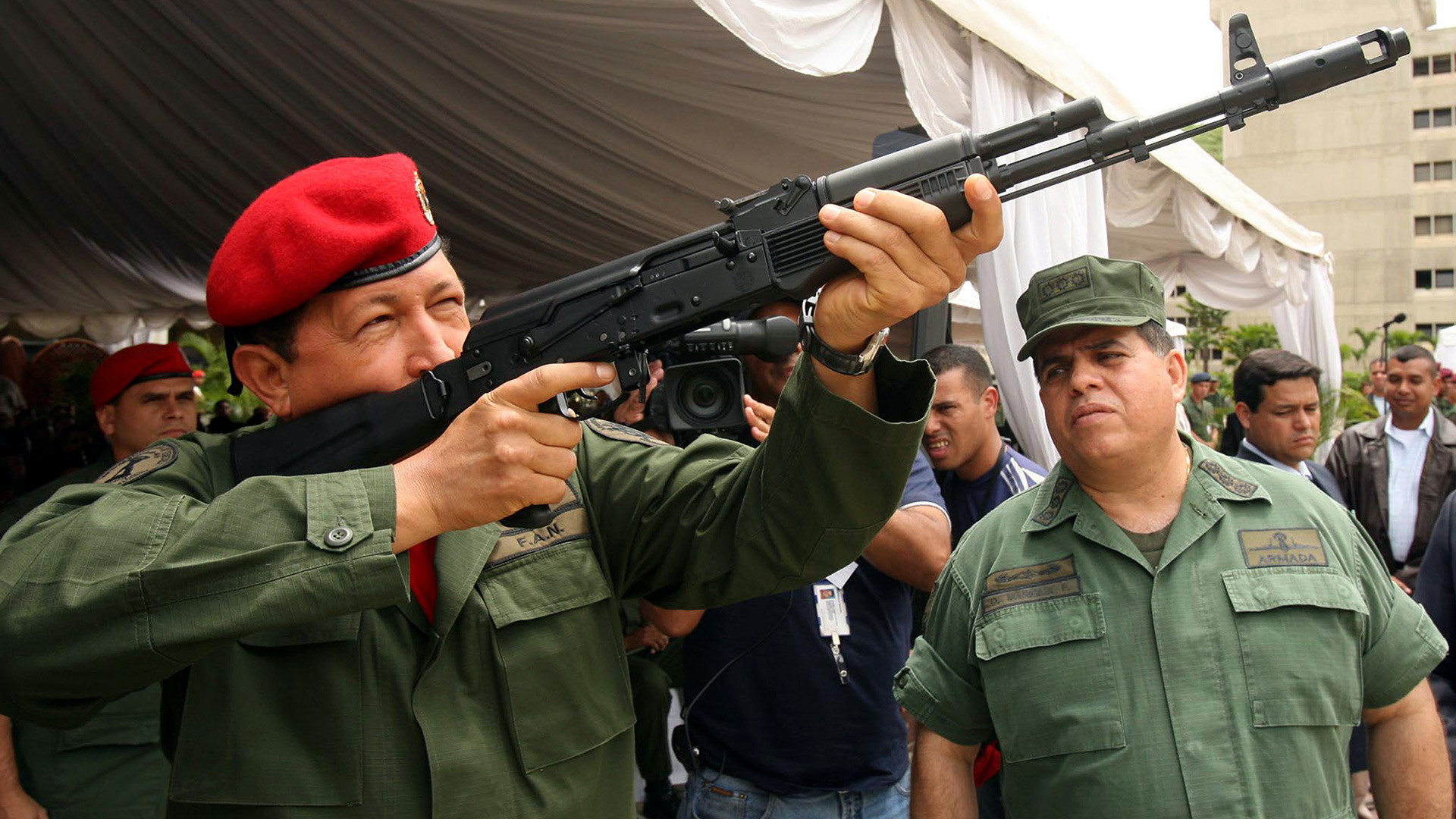 2006年にカラカスで開催された軍事展示会でAKを持つベネズエラのウゴ・チャベス大統領。
