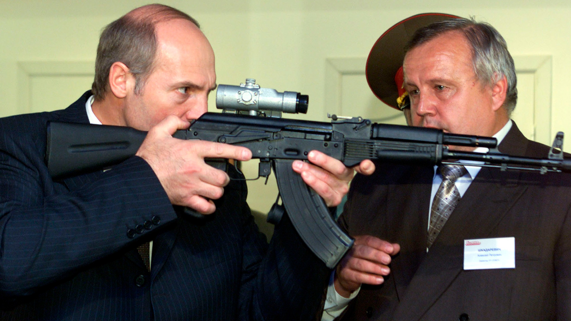 Le président biélorusse Alexandre Loukachenko teste un AK dans une usine de fabrication à Minsk en 2001