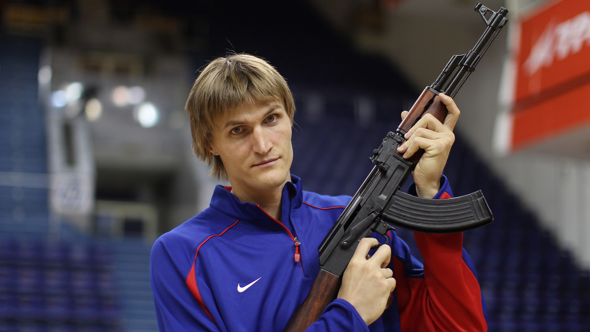 La star du basket Andrei Kirilenko brandissant un AK pour une séance photo dans son club de basketball