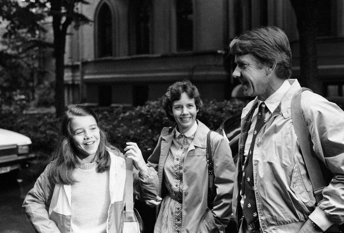 A estudante americana Samantha Smith com os pais, Jane e Arthur, prestes a entrar no escritório moscovita que financiou sua turnê soviética, em 8 de julho de 1983, em Moscou.