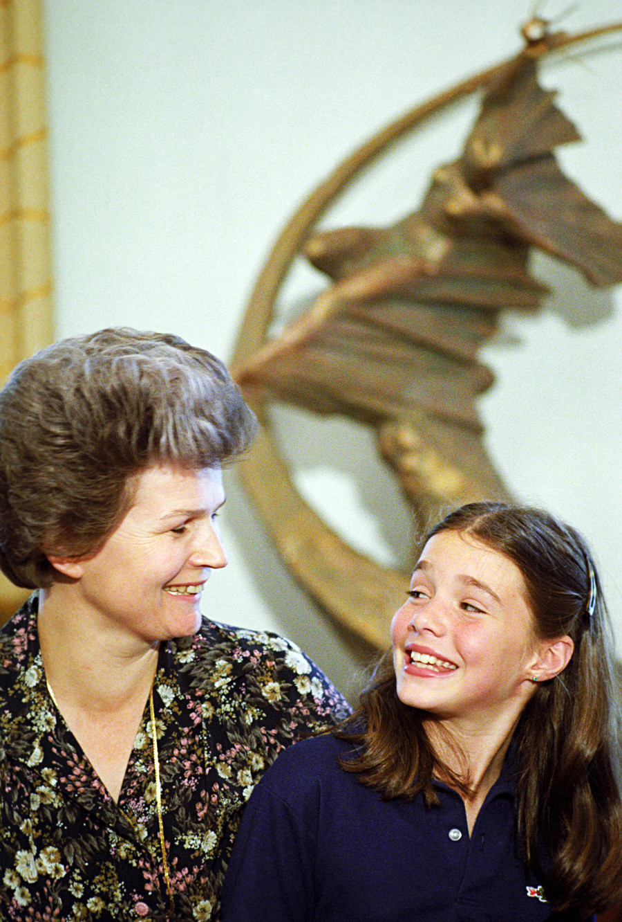Moscou, URSS. A estudante americana e ativista da paz Samantha Smith (dir.) com a primeira mulher a ir ao espaço, Valentina Terechkova.