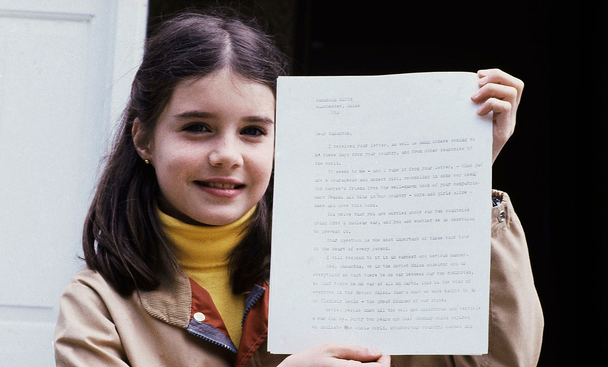 Samantha Smith segura carta que recebeu do líder soviético Iúri Andropov, em 26 de abril de 1983, em Manchester, Maine, nos EUA.