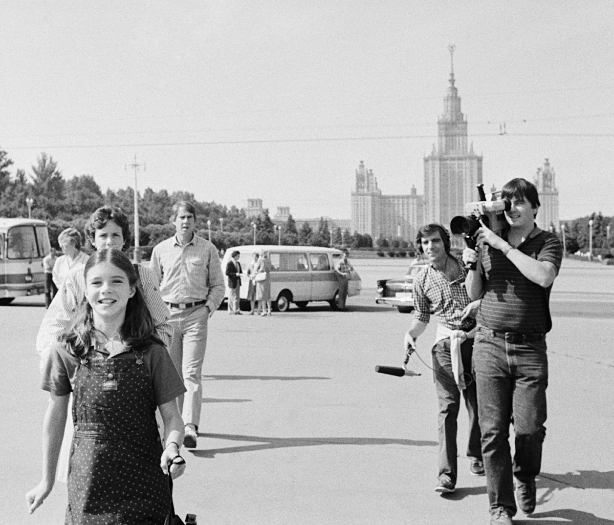 Moscou, URSS, 19 de julho de 1983. Samantha Smith, estudante americana e ativista da paz com os pais.