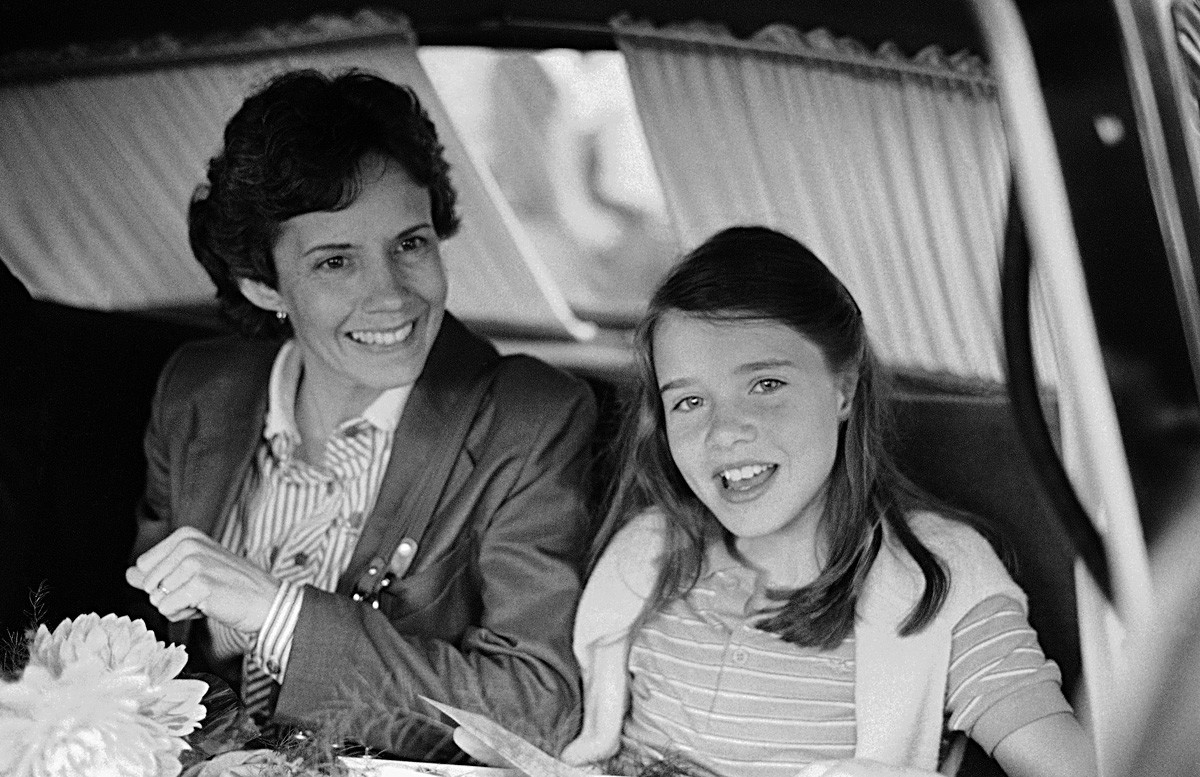 Samantha Smith sentada no banco de trás da limusine Tchaika com a mãe, Jane, em 8 de julho de 1983, em Moscou, a caminho de um hotel.