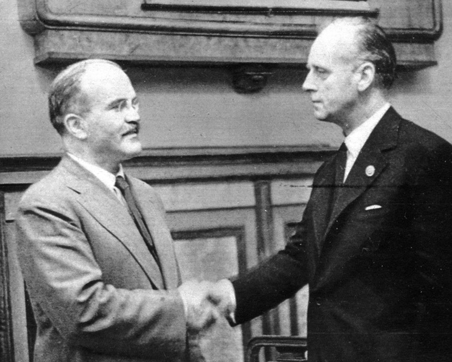 Le commissaire du peuple des affaires étrangères de l'URSS Viatcheslav Molotov (à gauche) et le ministre allemand des affaires étrangères Joachim von Ribbentrop se serrent la main après avoir signé le traité entre l'URSS et l'Allemagne.
