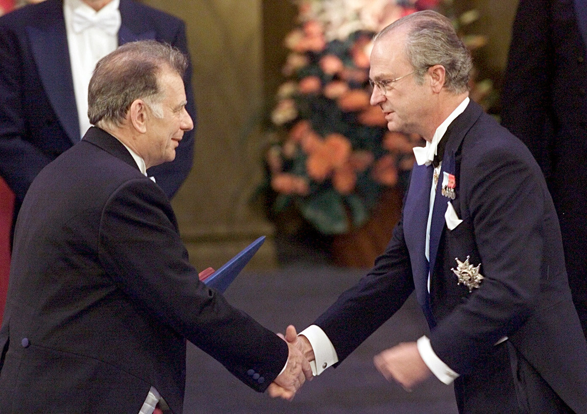ソ連・ロシアの学者がジョレス・アルフョーロフがスウェーデン国王カール16世グスタフからノーベル賞を取得する。
