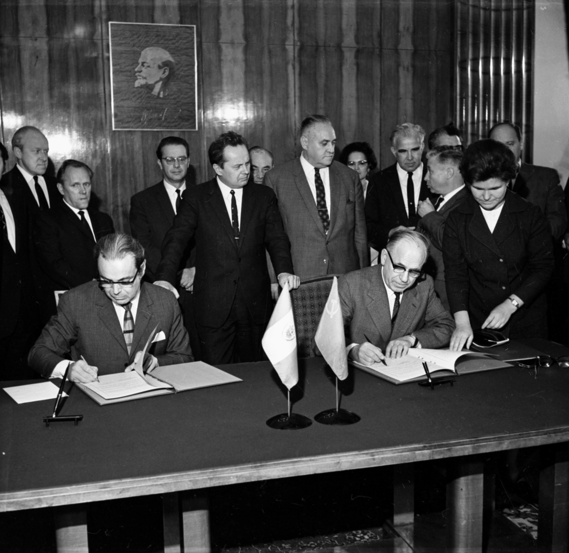 La firma del acuerdo comercial entre el Perú y la URSS. El embajador de Perú en la URSS, Javier Pérez de Cuéllar, y el primer viceministro del Comercio Exterior de la URSS, firman el acuerdo sobre el suministro de máquinas y equipos, Moscú. 18 de agosto de 1970.