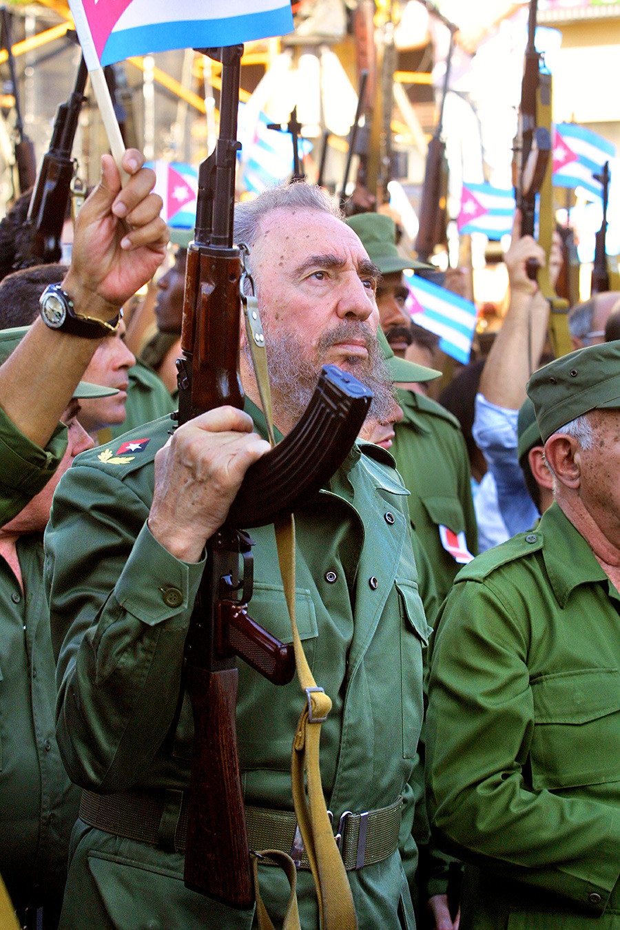 Presiden Kuba Fidel Castro mengangkat senapan AK sebagai simbol revolusi selama peringatan revolusi tahunan pada 2001.