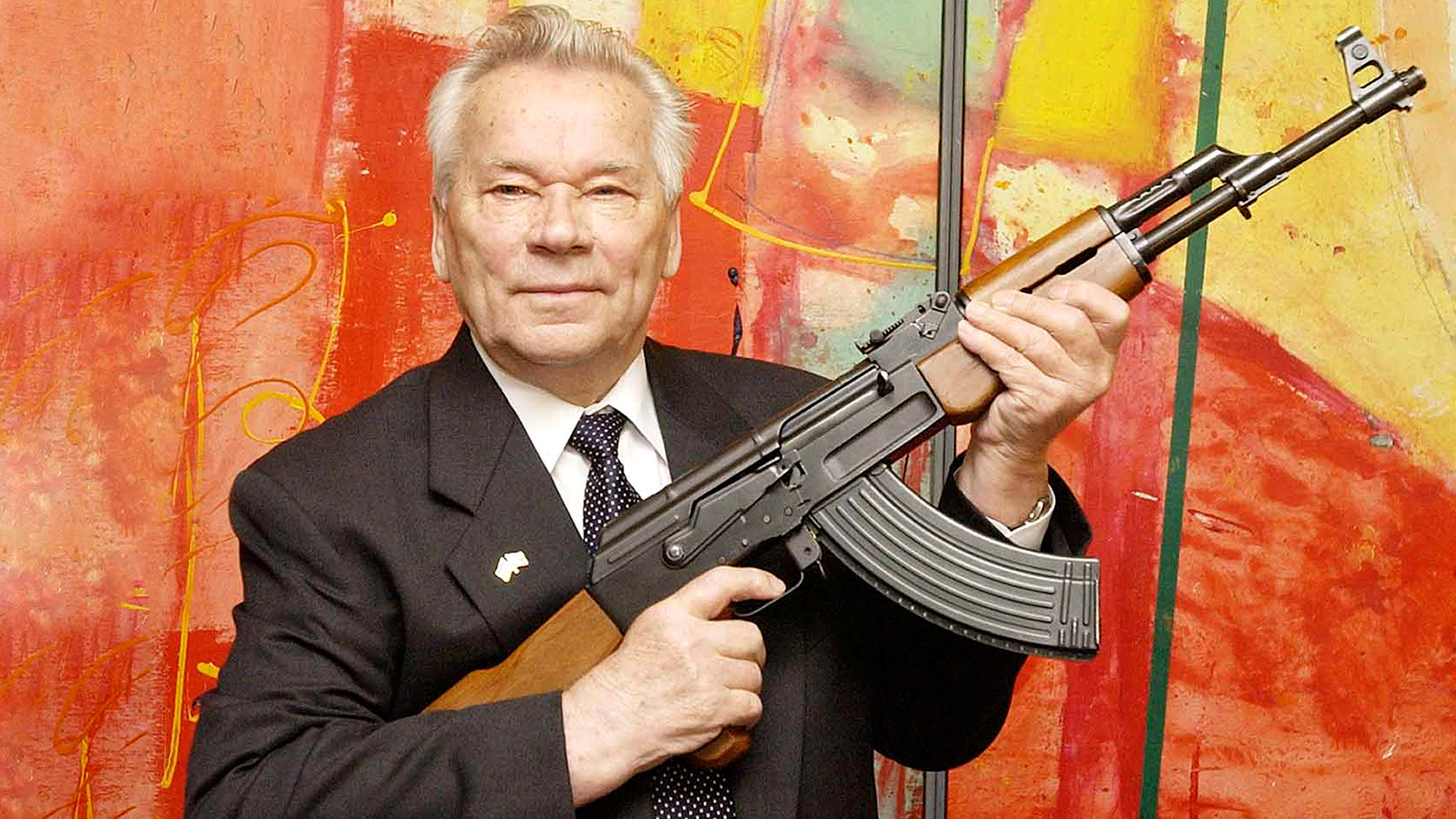 Mikhail Kalashnikov, perancang senapan AK yang legendaris.