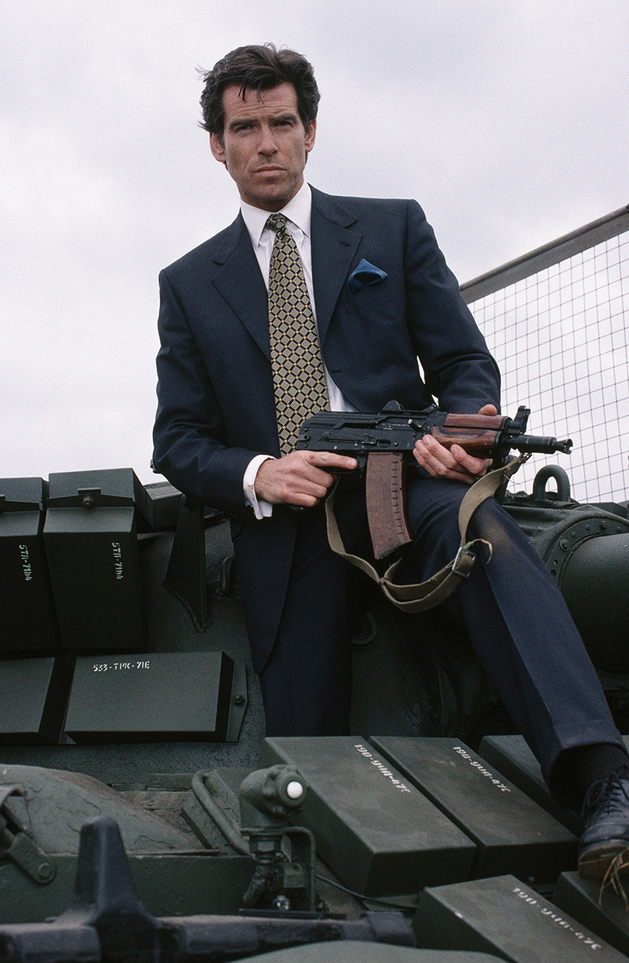 Pierce Brosnan com um AK no filme ‘007 contra GoldenEye’, da série James Bond