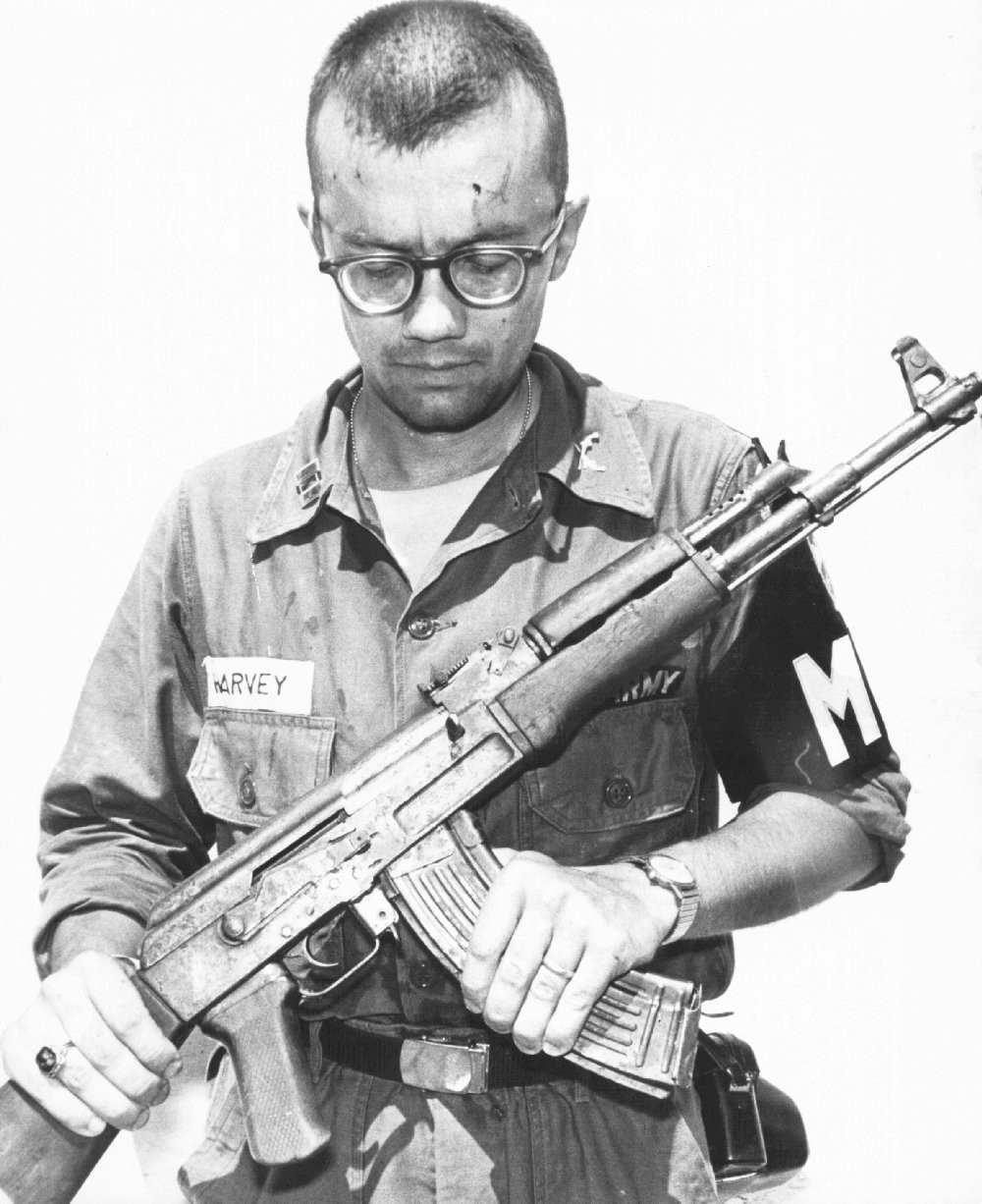 Capitán Michael Harvey, del Ejército de EE UU, inspecciona un AK-47. Vietnam, 1968