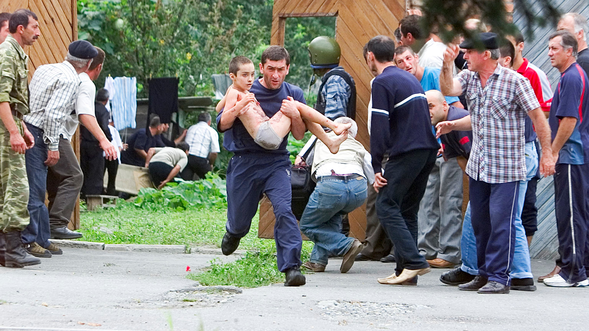 Le 1er septembre 2004, lors de la rentrée des classes à Beslan (République d’Ossétie du Nord, Caucase russe), des terroristes ont fait irruption dans une école et ont pris plus de 1 100 personnes en otage. 