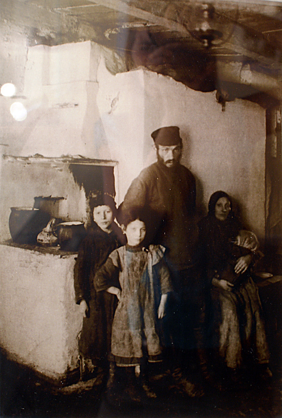 A Jewish family, 1909. 