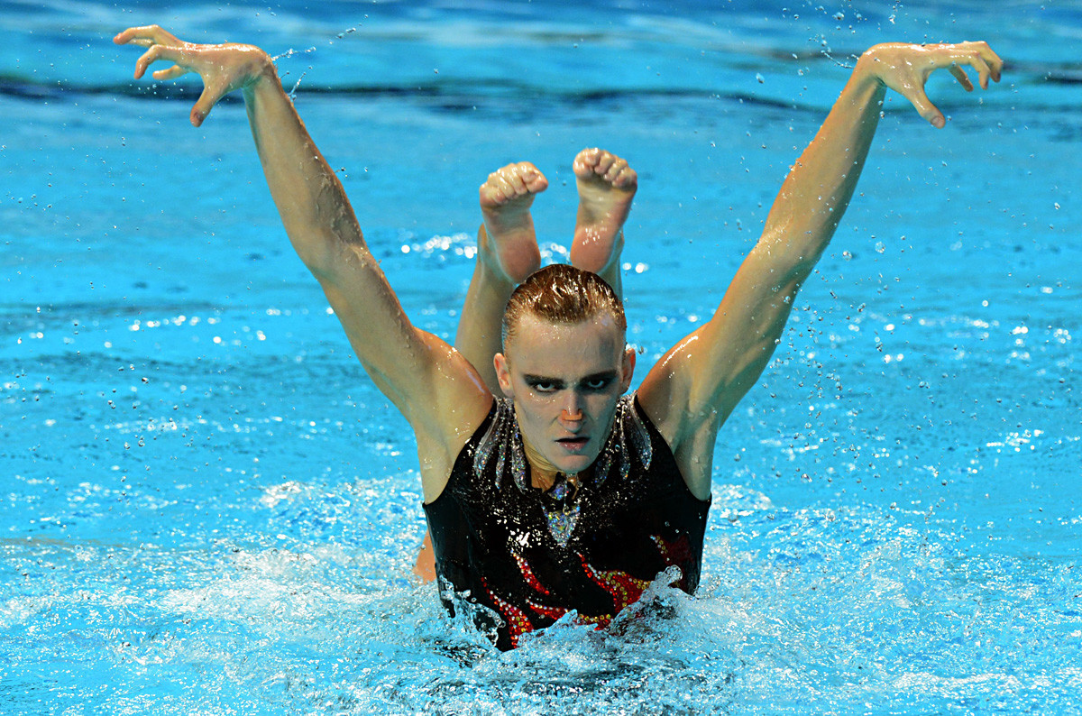 アレクサンドル・マリツェフ選手とダリナ・ヴァリトワ選手。決勝戦の混合デュエット・フリールーティン、2015年世界水泳選手権、カザン。