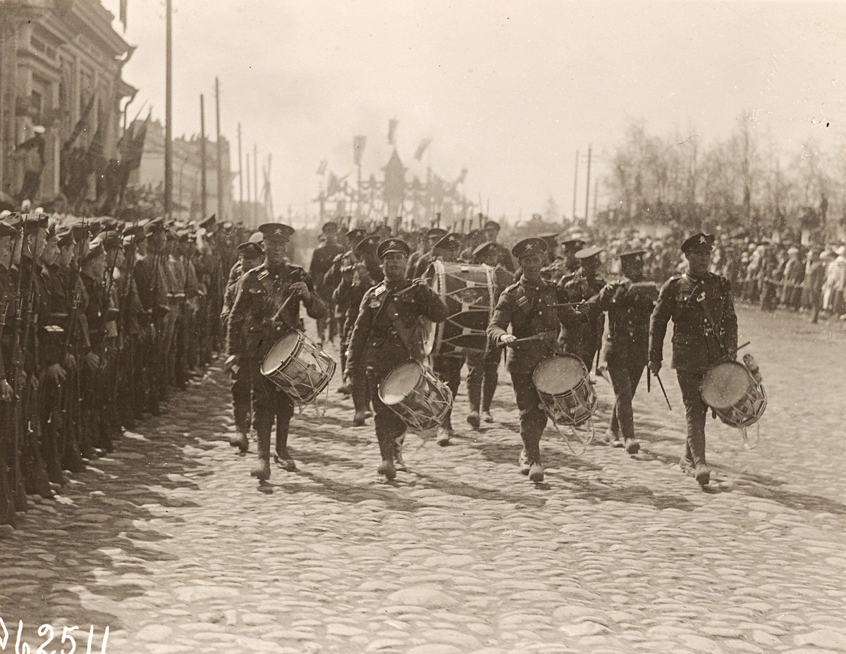 アルハンゲリスクの道を進む英国軍。