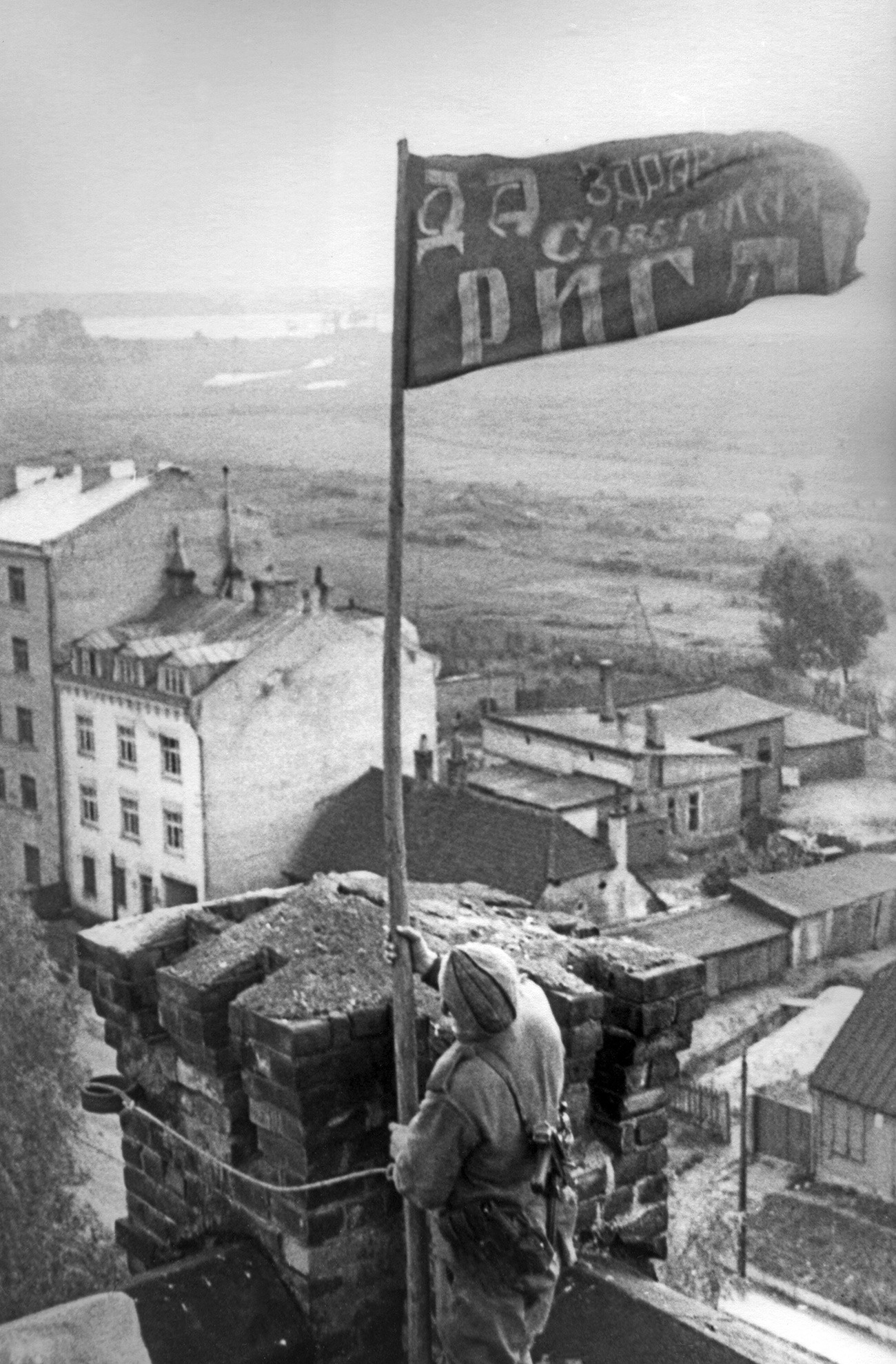 Летонска Совјетска Социјалистичка Република. Рига. Постављање црвене заставе после ослобођења града од немачко-нацистичке окупације.