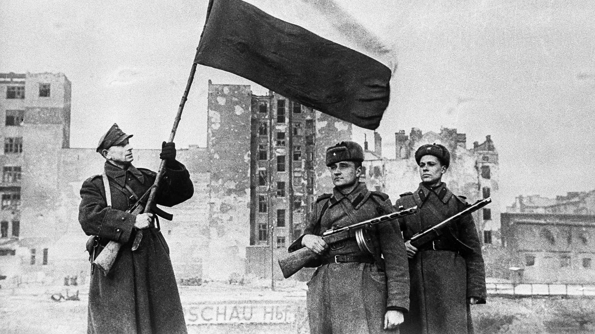 Велики отаџбински рат 1941-1945. Ослобођење Пољске од немачког окупатора. Варшавско-познањска офанзивна операција јединица Црвене армије и Пољске војске 14-17. јануара 1945. Изнад Варшаве се завијорила пољска национална застава.