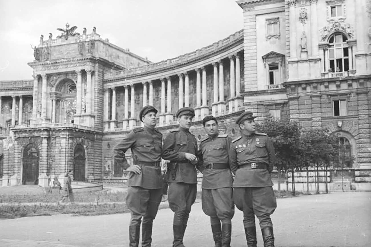 Совјетски дописници испред дворца Хофбург у Бечу.