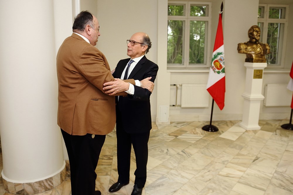 El embajador de Ecuador en Rusia, Julio César Prado Espinosa, y el embajador de Perú, Luis Benjamin Chimoy.