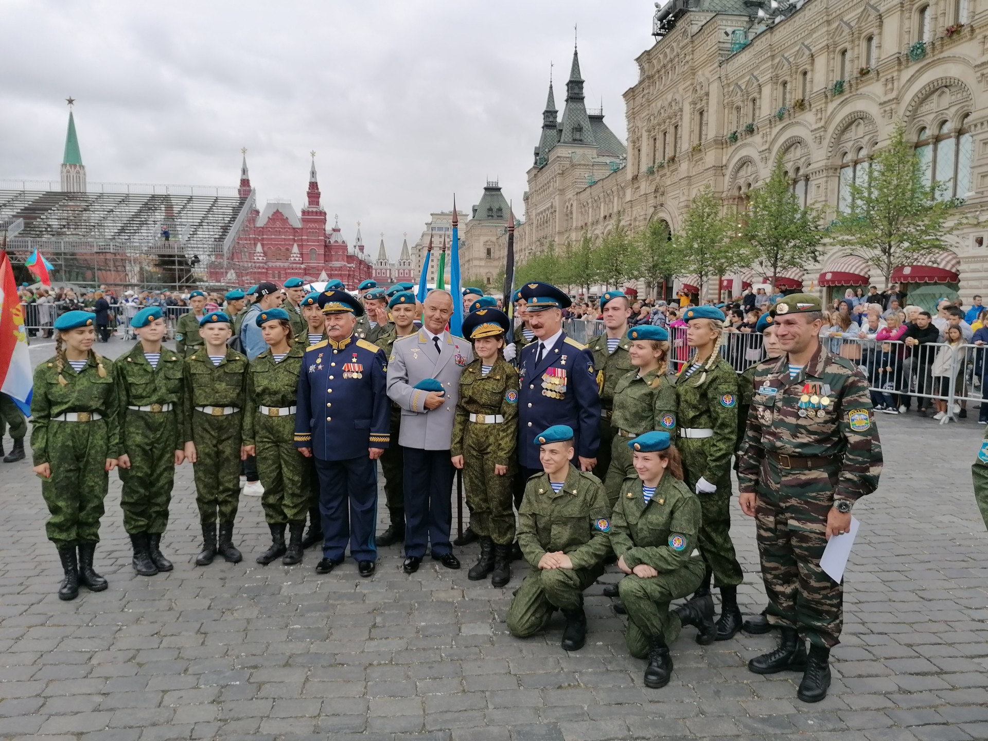 Питомци Рјазањске више ВДВ школе са генералима Вастротиним и Салујановим