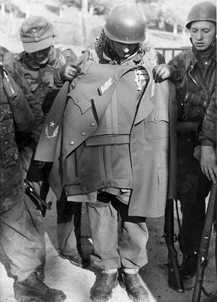 Desant na Drvar. Nijemci s Titovom uniformom.

