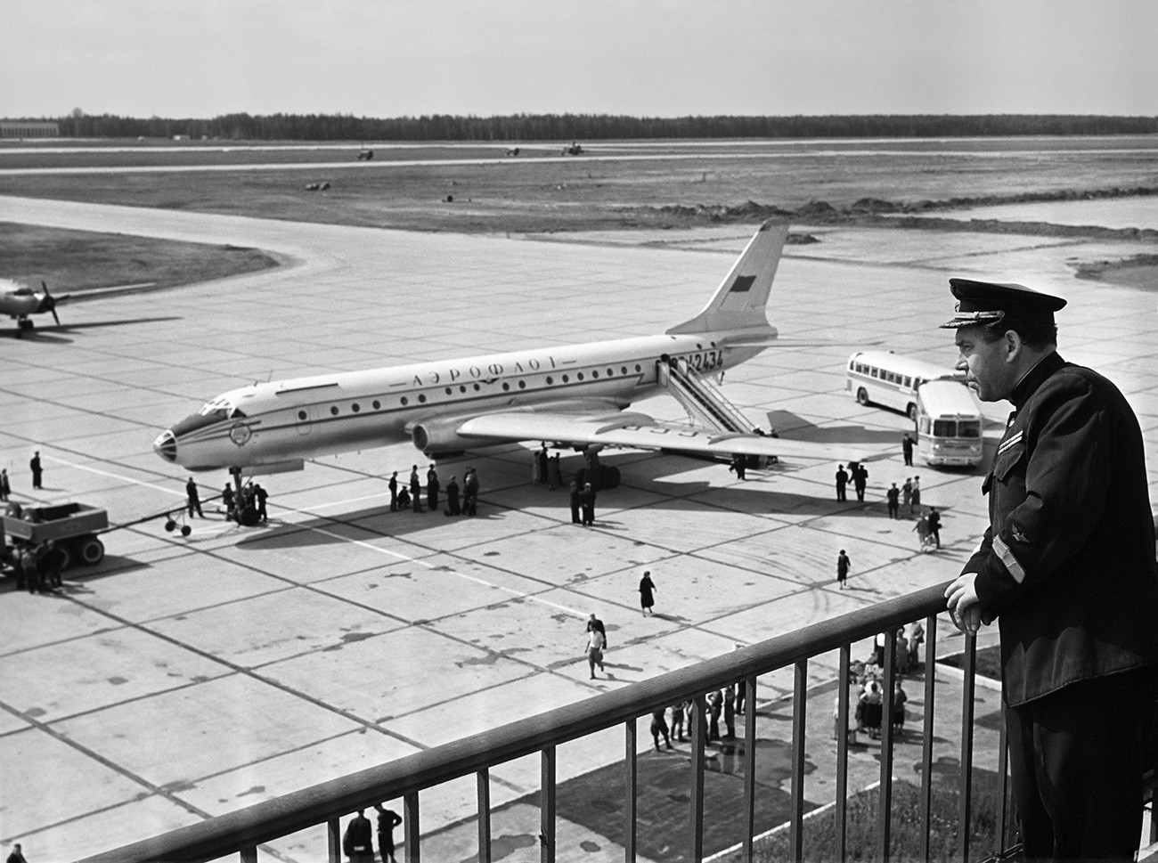 Самолет ТУ-104Б, прибывший из Ленинграда в Москву, на летном поле аэропорта Шереметьево.
