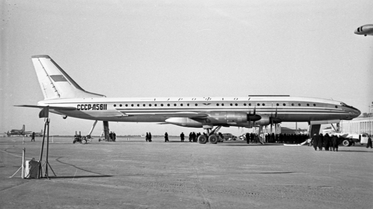 Московские школьники на экскурсии в Шереметьевском аэропорту, 1957. 