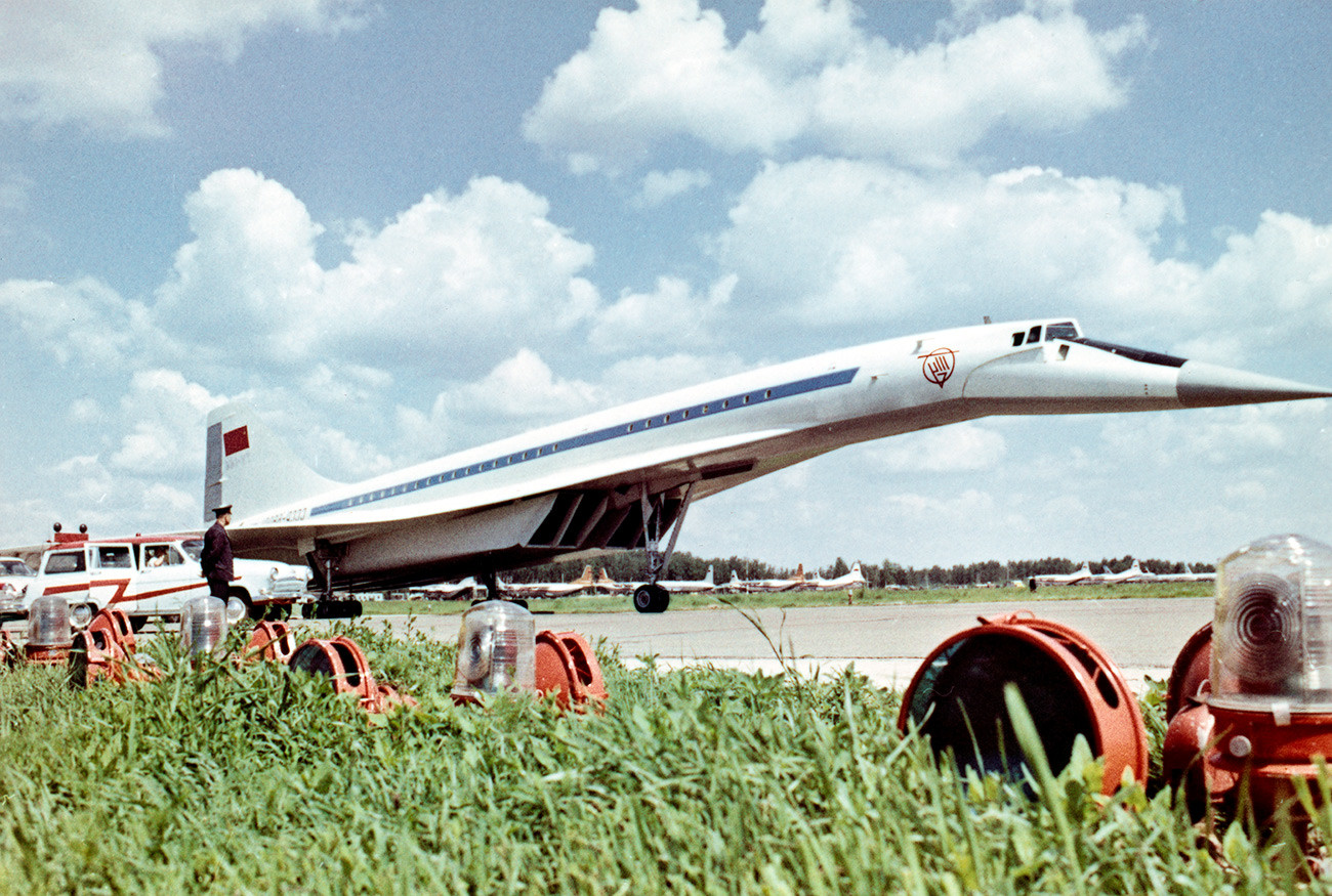 Сверхзвуковой пассажирский самолет Ту-144 на взлетной полосе.