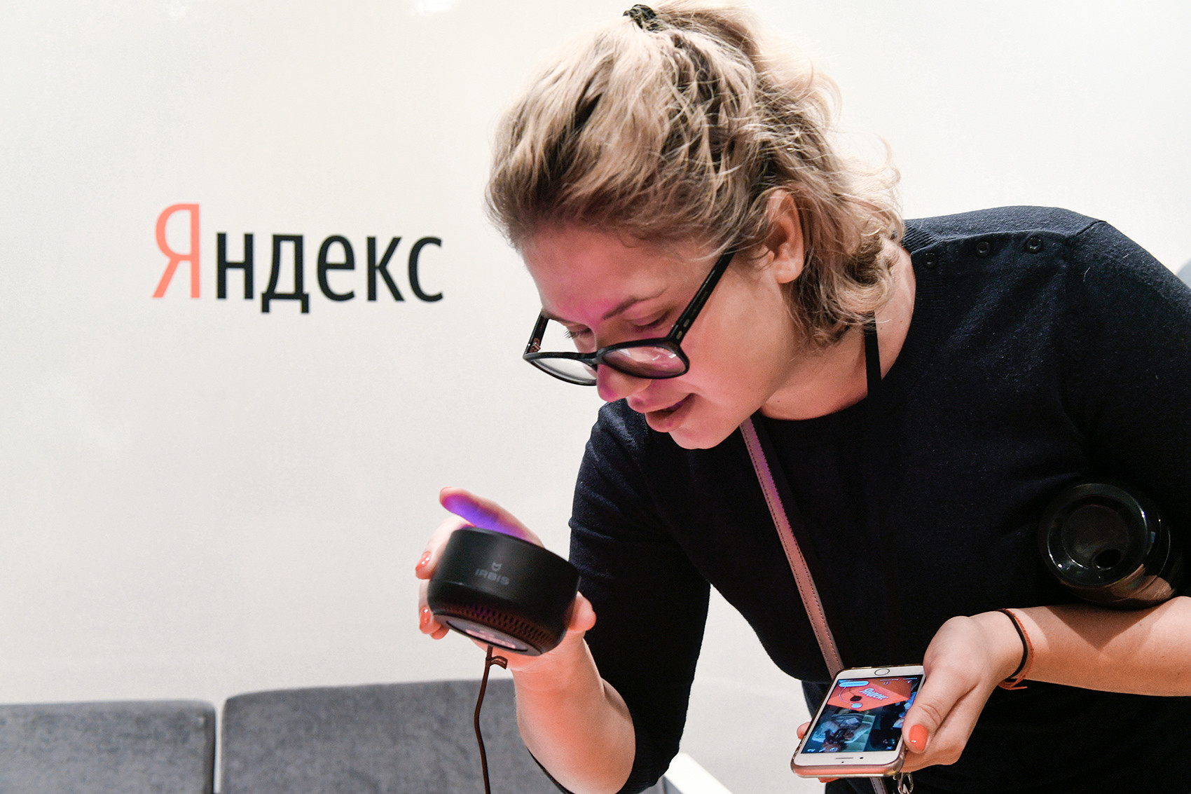 Enceinte intelligente d'Irbis A, lors de la présentation des nouveaux produits de Yandex