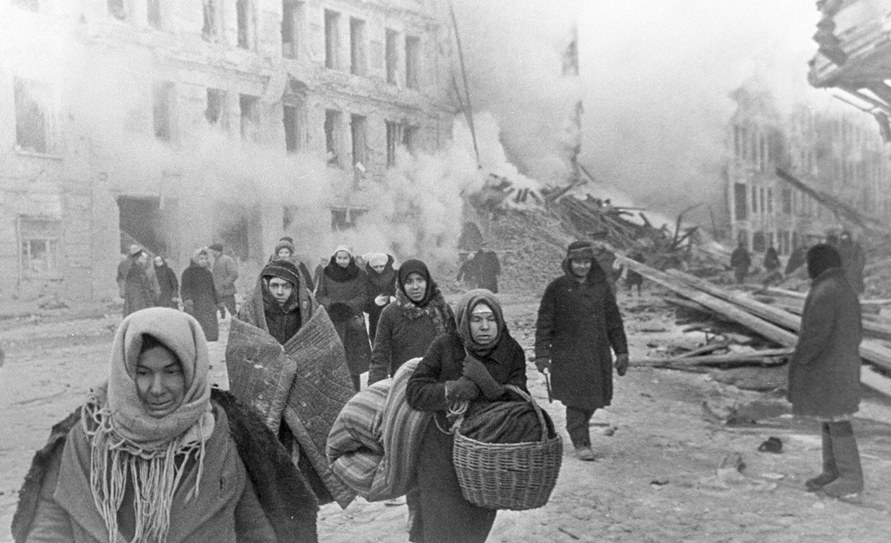 Leningrajčani zapuščajo uničene domove med nemškim bombardiranjem.