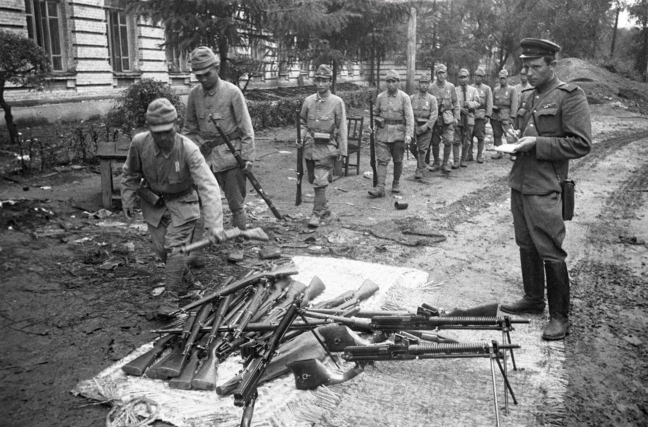 Japonski vojaki predajajo orožje.

