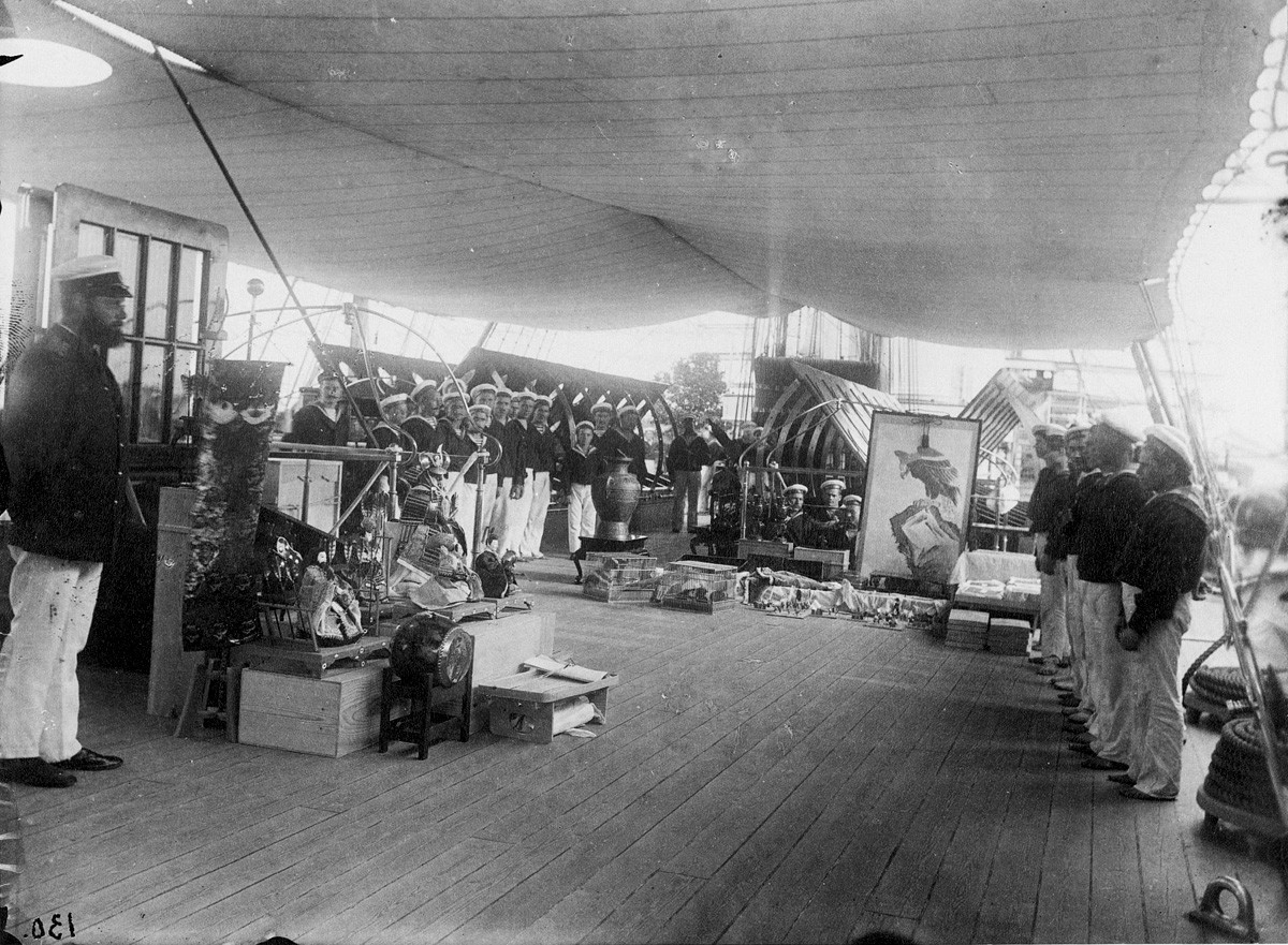 ニコライの誕生日の祝賀、大公巡洋艦「パーミャチ・アゾヴァ」、1891年5月６日
