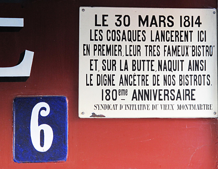 Plakat tentang legenda asal-usul kata ‘bistrot’ di Place du Tertre No. 6, Paris, Prancis.