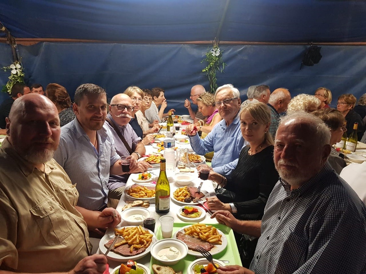 Repas champêtre lors de la fête du village de Semur-en-Brionnais en présence de la délégation des représentants de Viatskoïé