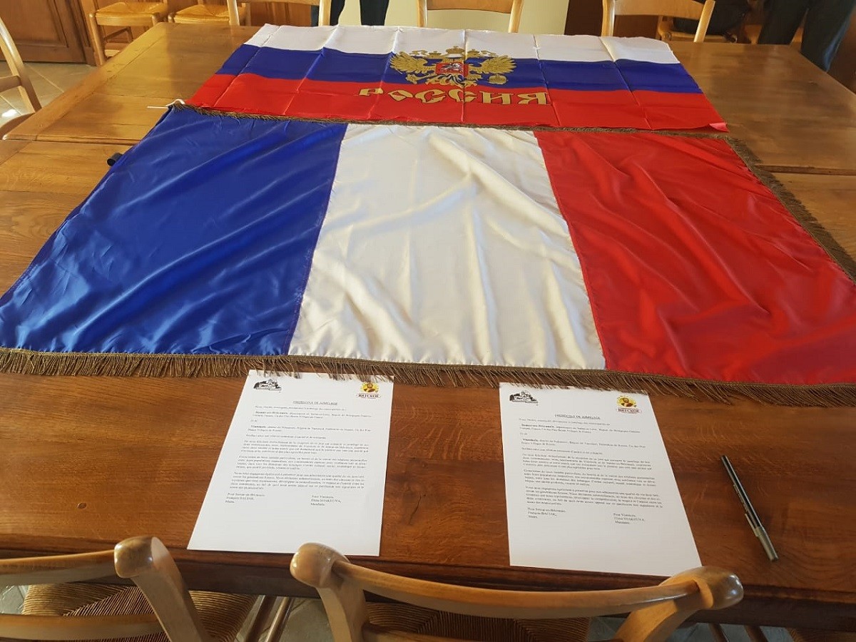 Documents officiels signés lors du jumelage entre Semur-en-Brionnais et Viatskoïé