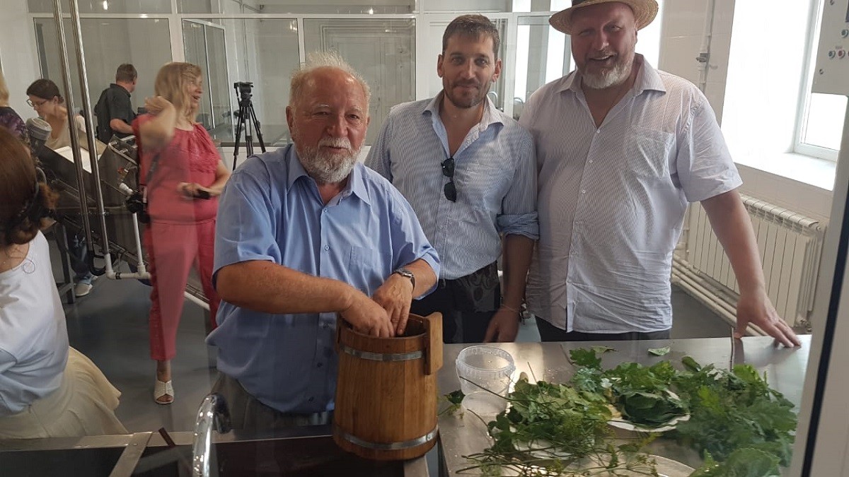 François Baciak, maire de Semur-en-Brionnais, et Fabrice Sorlin apprennent à préparer les fameux cornichons de Viatskoïé lors de leur visite en juillet 2019