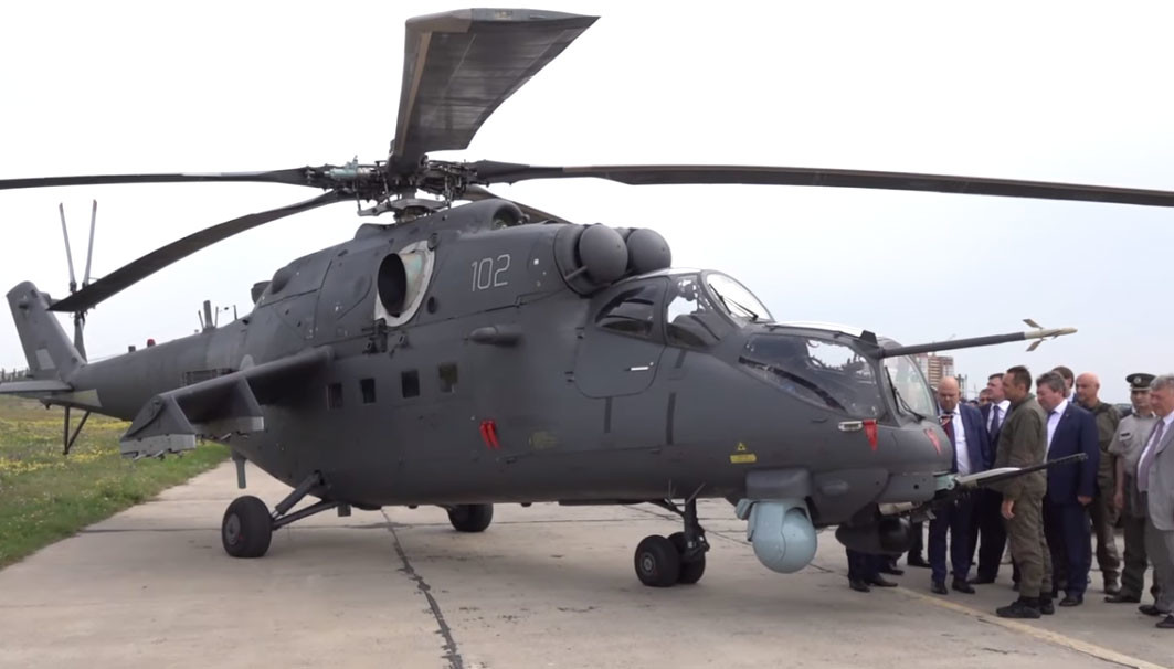Делегација Министарства одбране на челу са министром Александром Вулином разгледа нове хеликоптере Ми-35М
