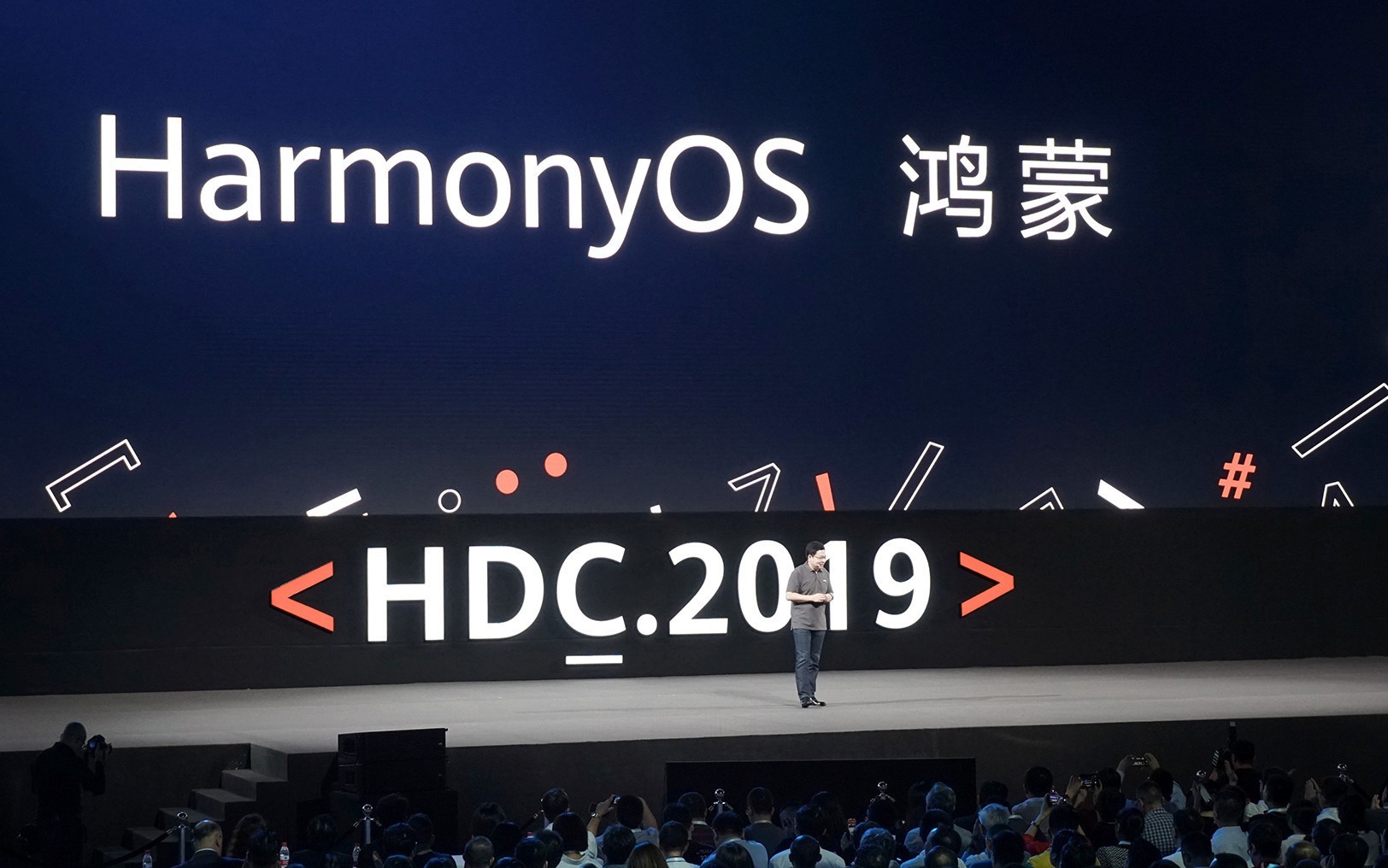 Richard Yu, CEO Consumer BG, predstavlja nov operacijski sistem HarmonyOS na Huaweijevi konferenci za razvijalce 9. 8. 2019.