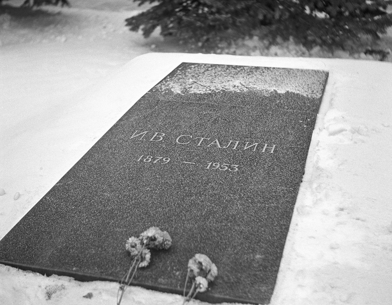 Надгробната плочна на Сталин пред кремълската стена