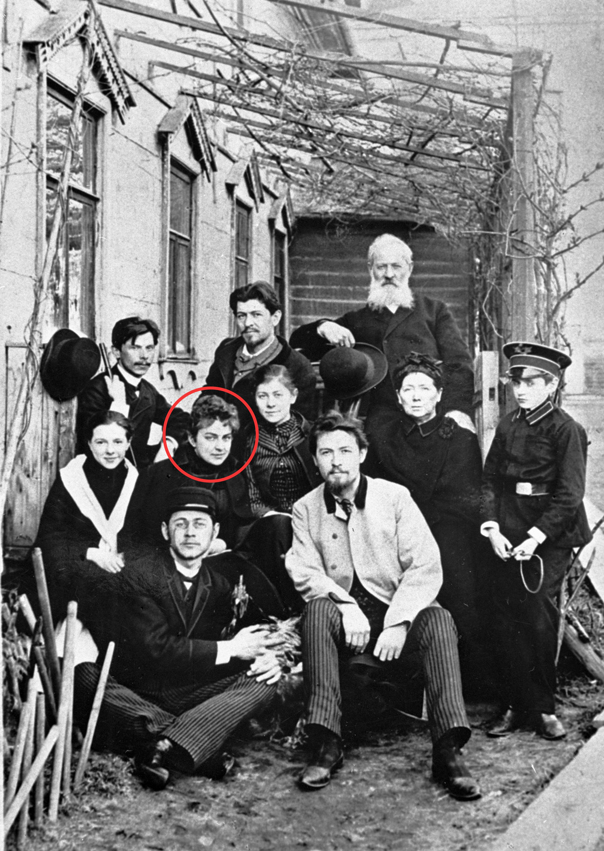 Семья и друзья Чехова, 1890. Лика Мизинова в красном круге