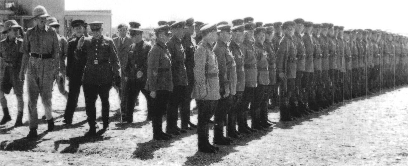 Генерал В. В. Новиков и бригадни генерал Џ. Тиркс испред парадног строја совјетских трупа у Техерану.