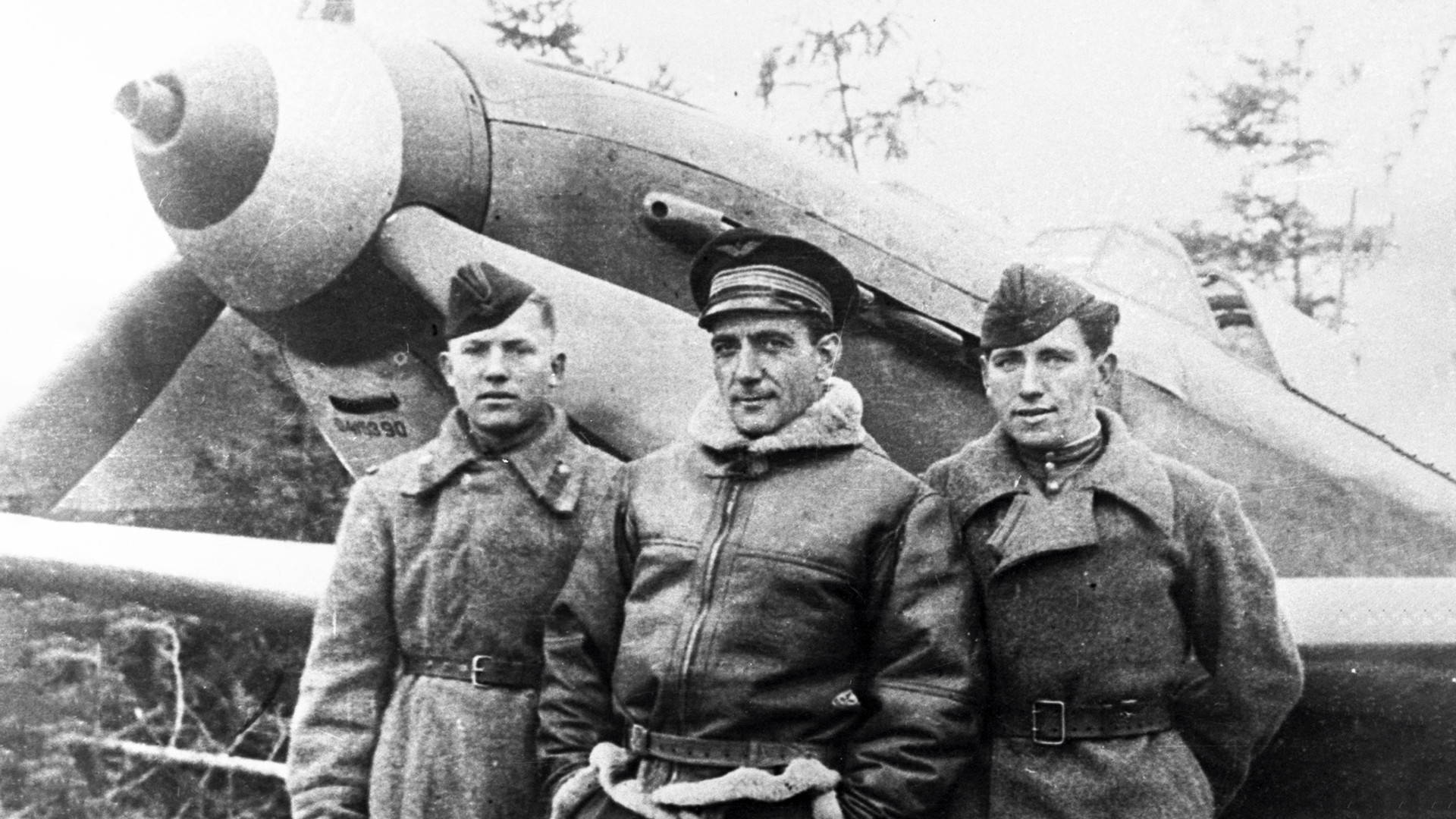 Un pilote français de l'escadrille Normandie-Niemen, accompagné de deux mécaniciens russes.
